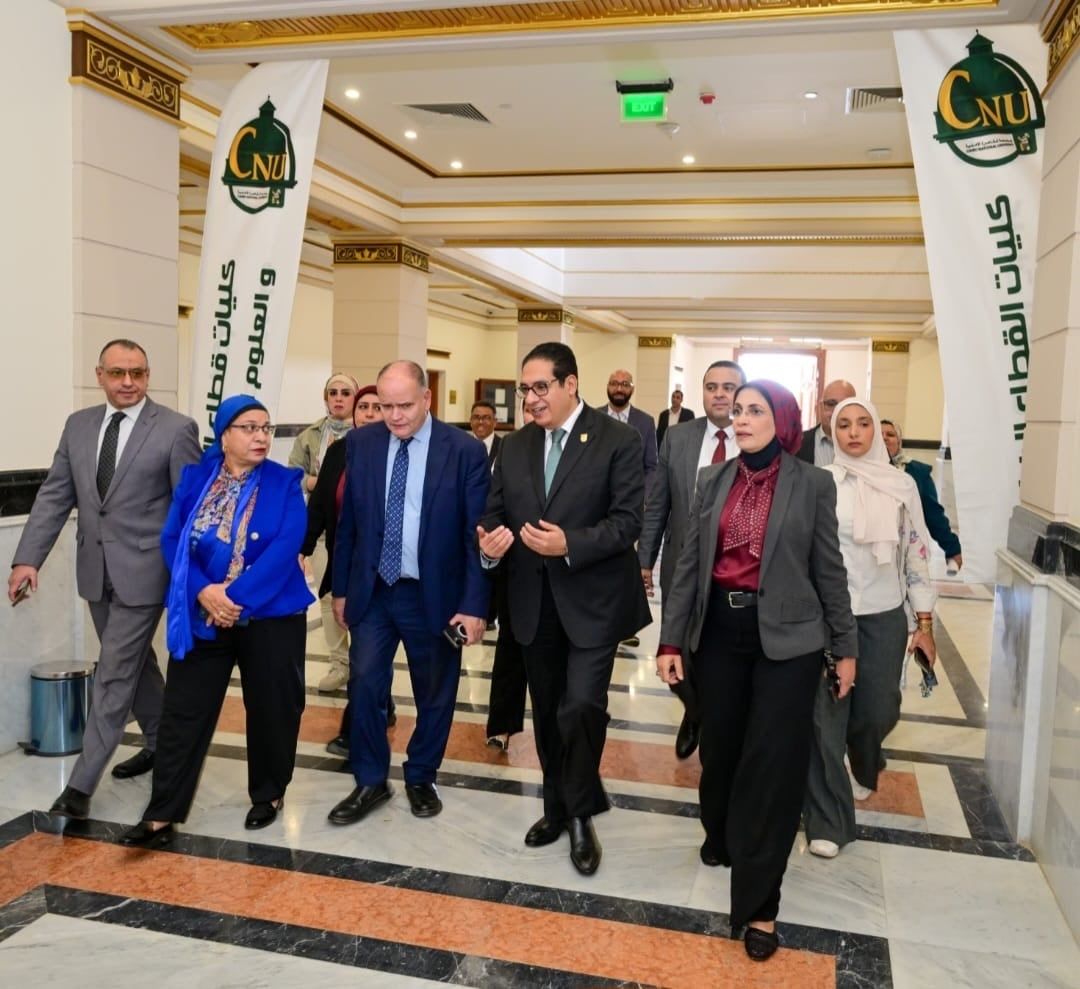 رئيس جامعة القاهرة في جولة ميدانية بالجامعة الأهلية (5) رئيس جامعة القاهرة في جولة ميدانية بالجامعة الأهلية (5)