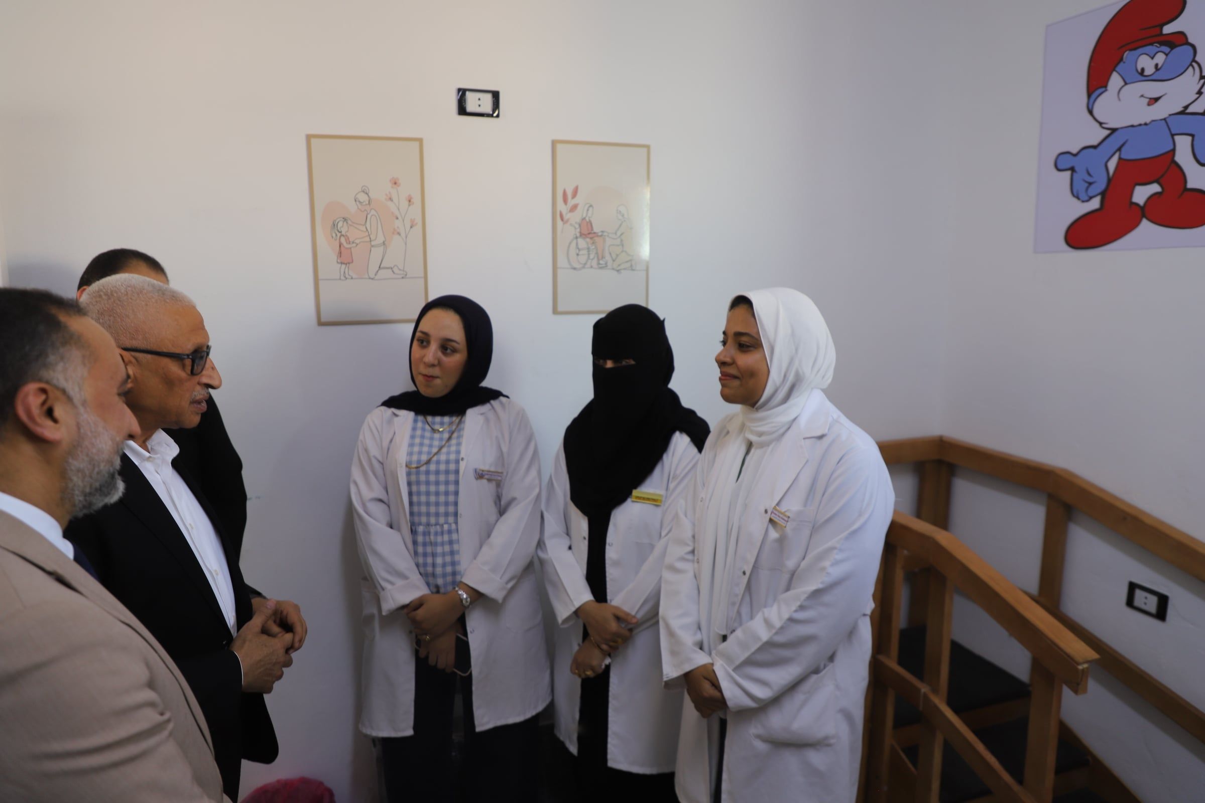 حديث مع كوادر طبية داخل وحدة العلاج حديث مع كوادر طبية داخل وحدة العلاج