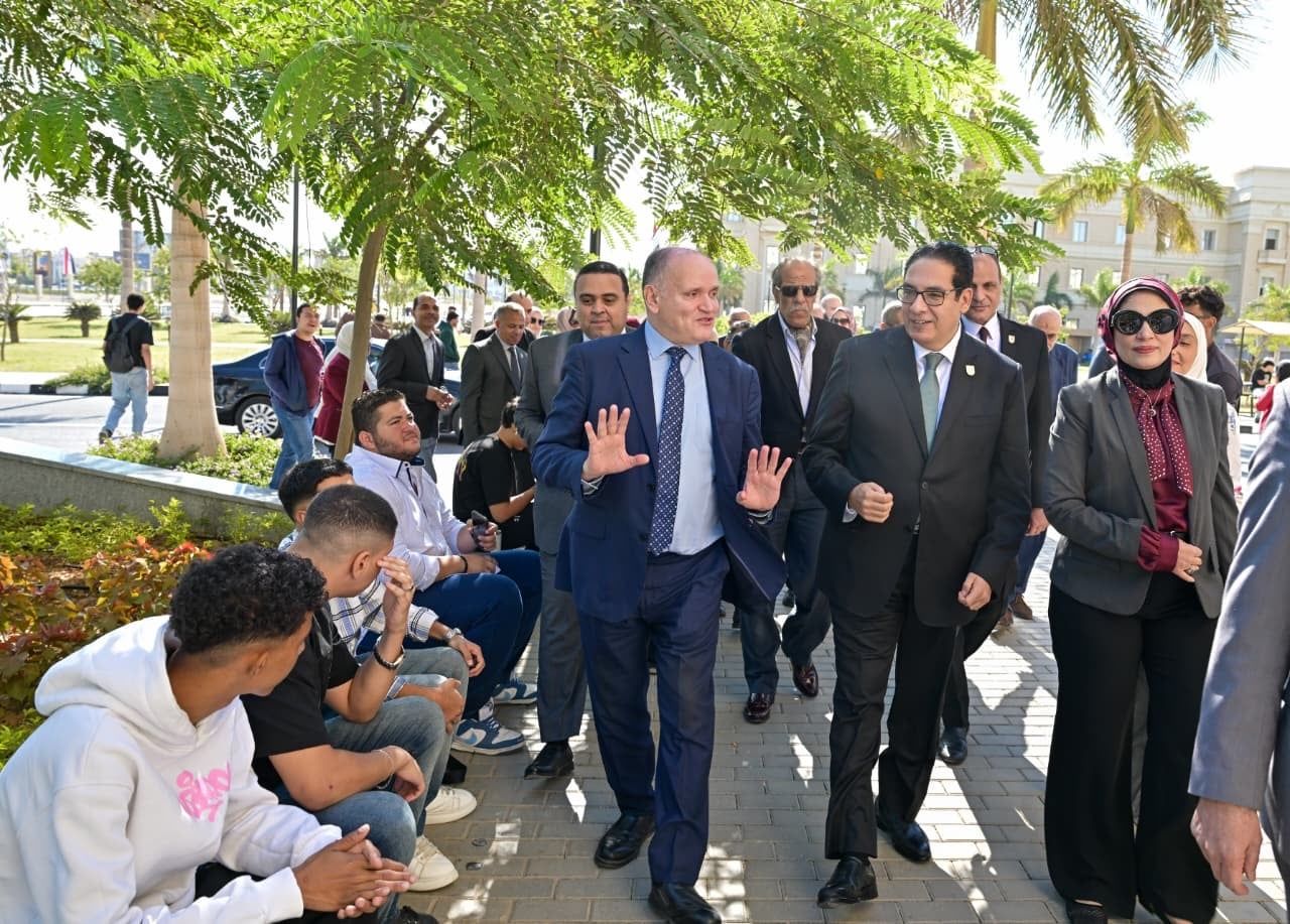رئيس جامعة القاهرة في جولة ميدانية بالجامعة الأهلية (8) رئيس جامعة القاهرة في جولة ميدانية بالجامعة الأهلية (8)