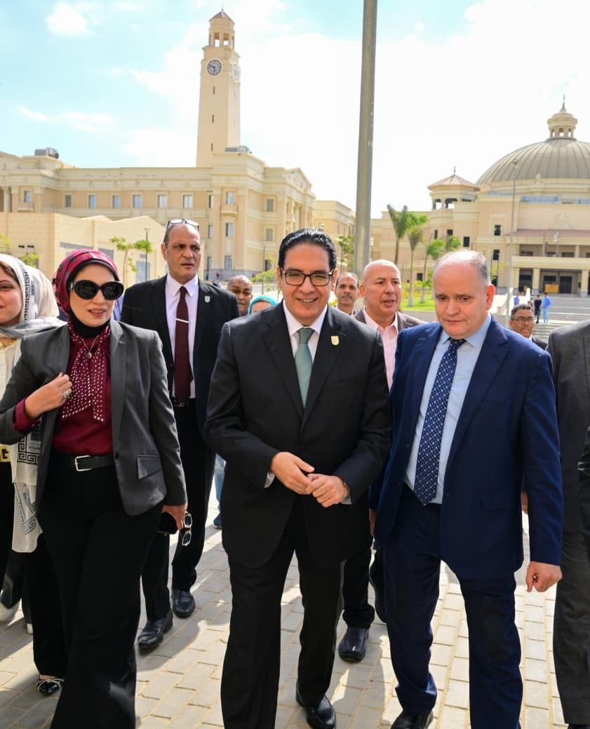 رئيس جامعة القاهرة في جولة ميدانية بالجامعة الأهلية (3) رئيس جامعة القاهرة في جولة ميدانية بالجامعة الأهلية (3)