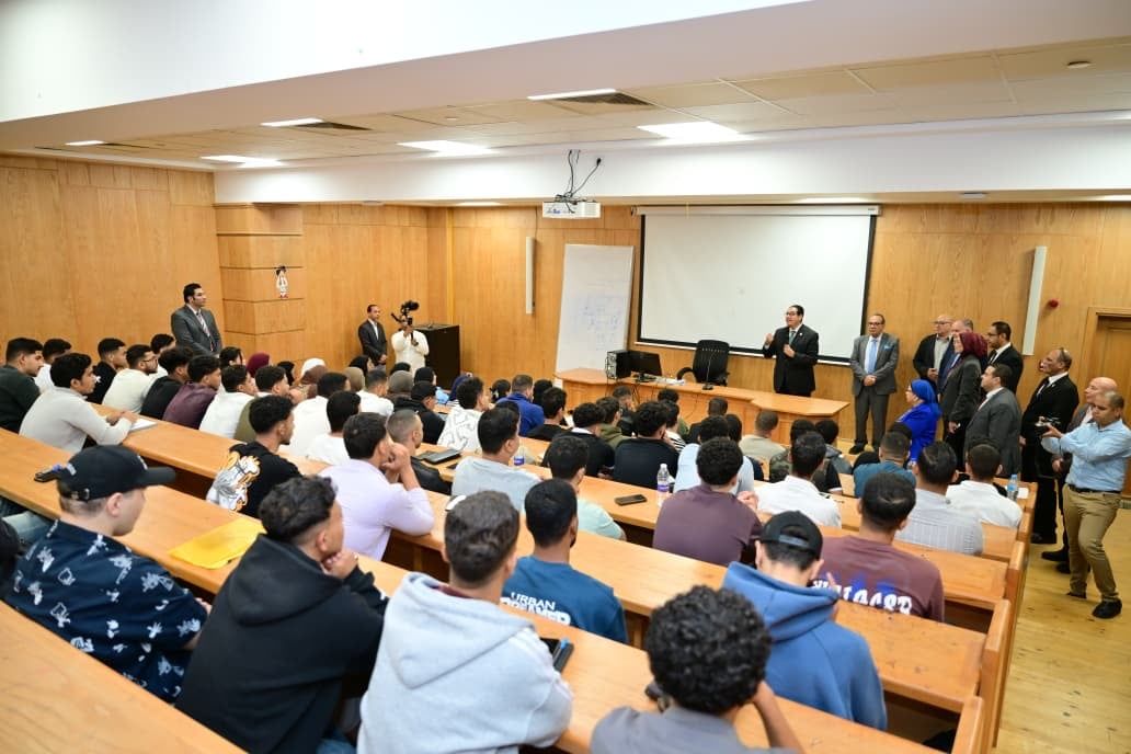 رئيس جامعة القاهرة في جولة ميدانية بالجامعة الأهلية (1) رئيس جامعة القاهرة في جولة ميدانية بالجامعة الأهلية (1)