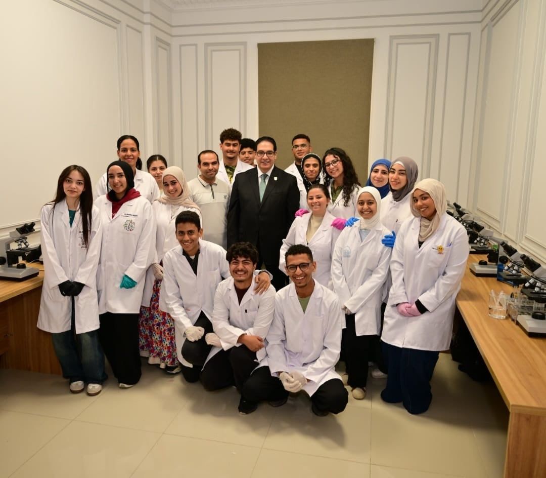 رئيس جامعة القاهرة في جولة ميدانية بالجامعة الأهلية (7) رئيس جامعة القاهرة في جولة ميدانية بالجامعة الأهلية (7)