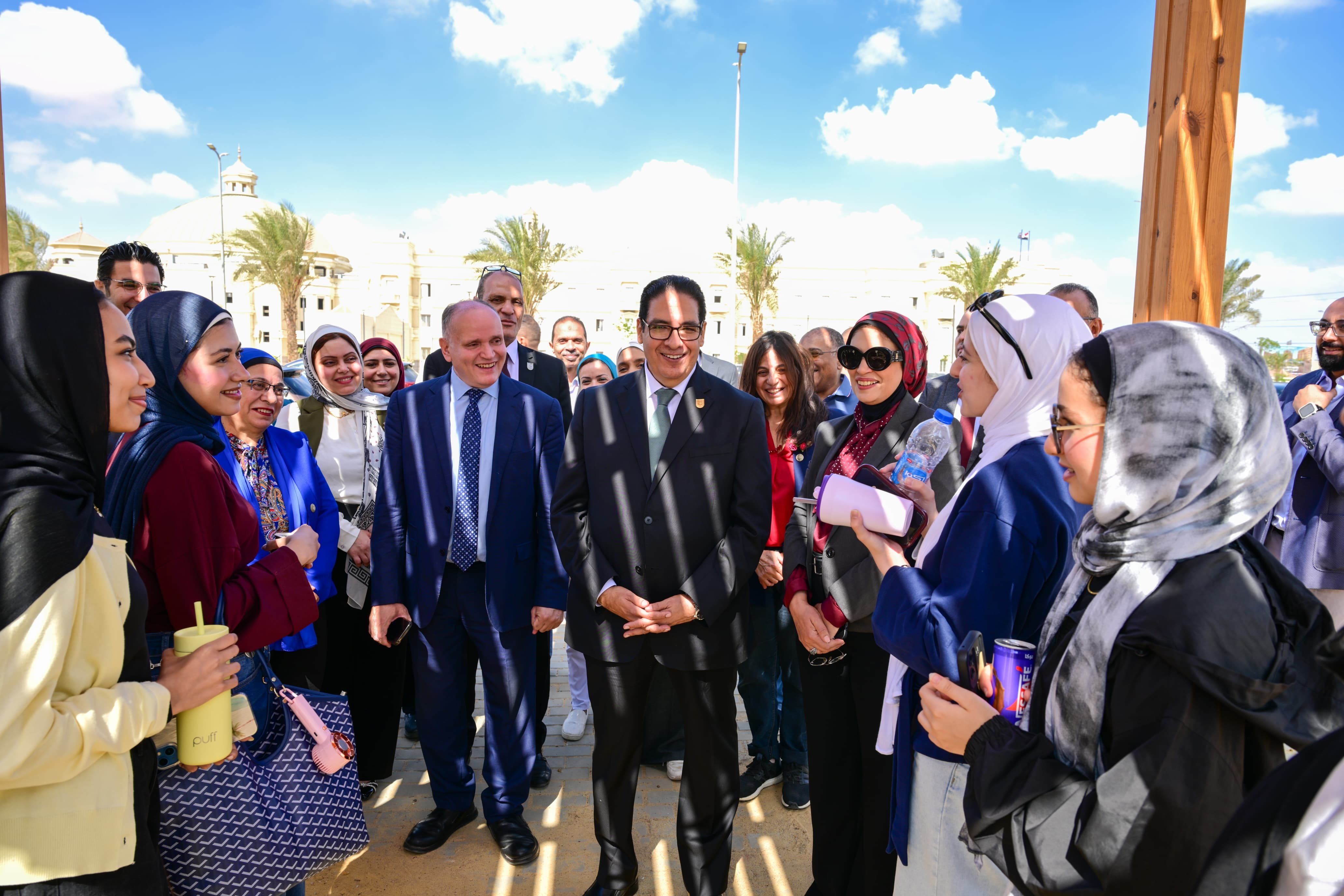 رئيس جامعة القاهرة في جولة ميدانية بالجامعة الأهلية (6) رئيس جامعة القاهرة في جولة ميدانية بالجامعة الأهلية (6)