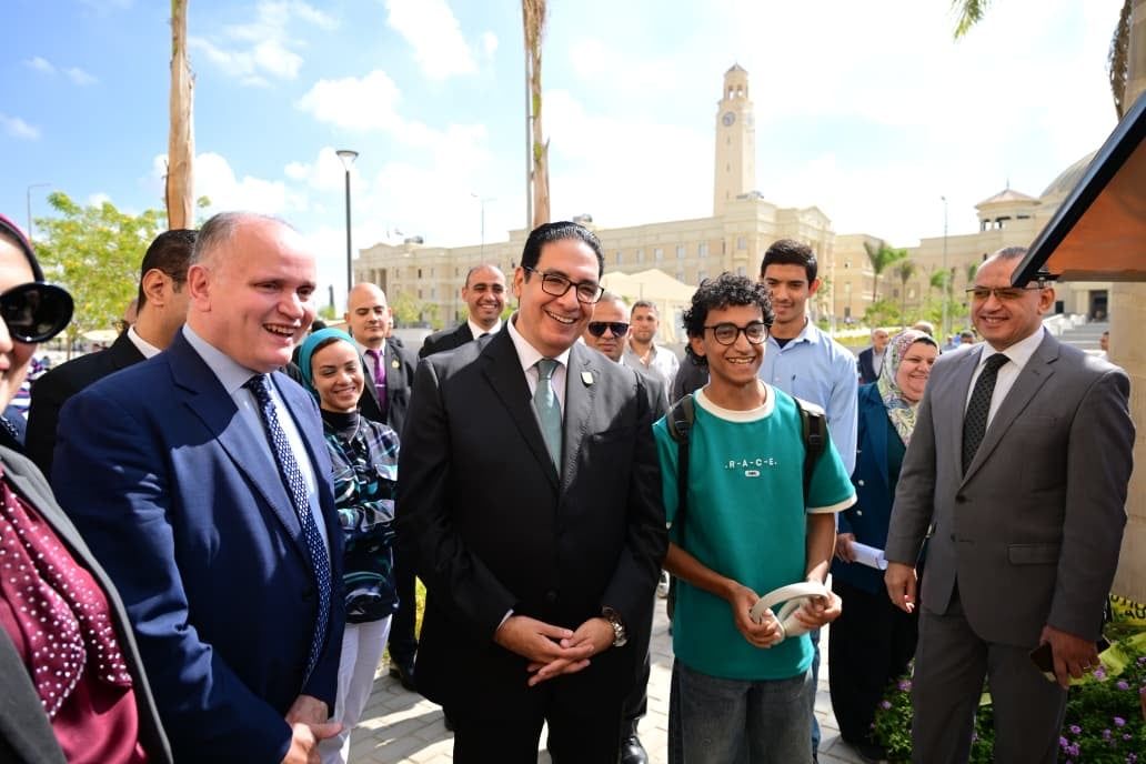 رئيس جامعة القاهرة في جولة ميدانية بالجامعة الأهلية (4) رئيس جامعة القاهرة في جولة ميدانية بالجامعة الأهلية (4)