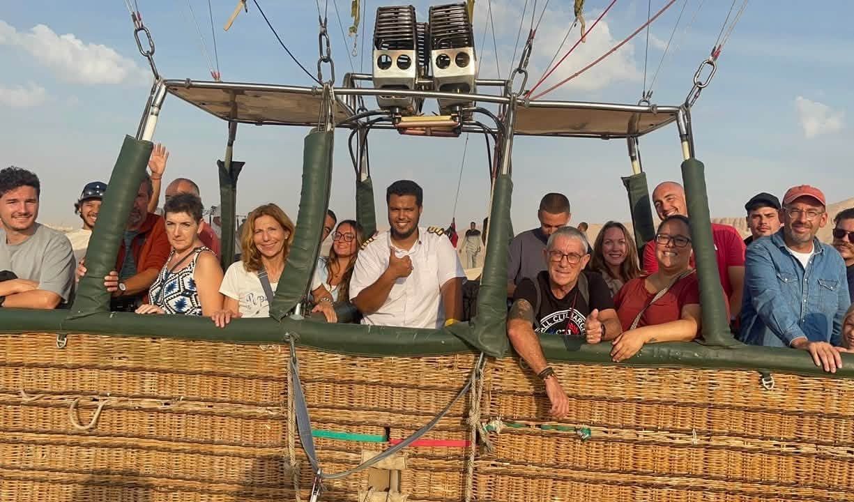 استمتاع الأجانب من حول العالم فى قلب البالون الطائر استمتاع الأجانب من حول العالم فى قلب البالون الطائر