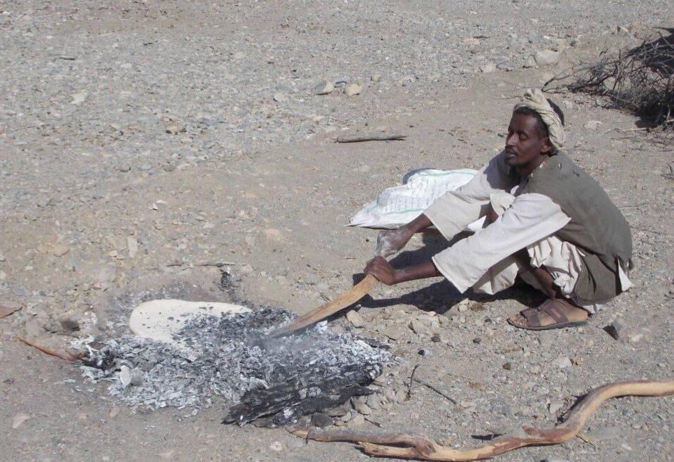 وضع الجمر والرمال الساخنة على العجينة وضع الجمر والرمال الساخنة على العجينة