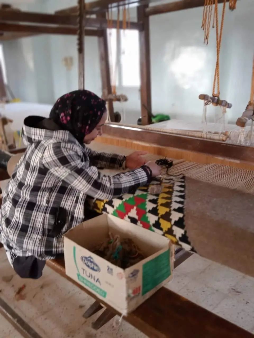 جانب من صناعة السجاد اليدوي جانب من صناعة السجاد اليدوي