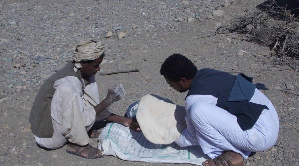 عقب تجهيز العجينة بالماء والدقيق والملح عقب تجهيز العجينة بالماء والدقيق والملح