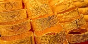 الذهب يواصل الهبوط عالمياً.. الدولار وعوائد السندات يضغطان على المعدن الأصفر