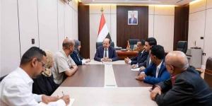 رئيس الوزراء يزور وزارة الشؤون القانونية ويؤكد على دورها في اعداد ملفات جرائم مليشيات الحوثي الإرهابية