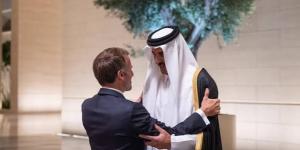 أمير قطر يستقبل ماكرون في جلسة مباحثات رسمية بقصر لوسيل
