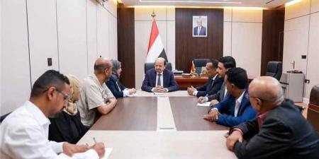 رئيس الوزراء يزور وزارة الشؤون القانونية ويؤكد على دورها في اعداد ملفات جرائم مليشيات الحوثي الإرهابية