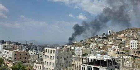 حريق هائل في مصنع للأسفنج تعرض لقصف مباشر من الحوثيين