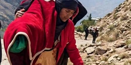 حملت نعش ابنة أخيها على كتفيها.. المخلافي يكرّم افتكار بعد موقفها الاستثنائي في تعز