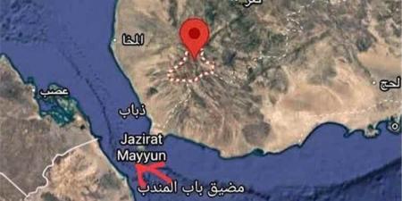 مليشيا الحوثي تحفر أنفاقاً وتنصب منصات صواريخ ومسيّرات بالوازعية قرب باب المندب