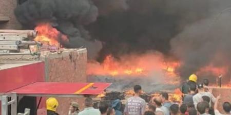 حريق يشتعل في أقفاص بأرض فضاء بقرية المنوات بأبو النمرس