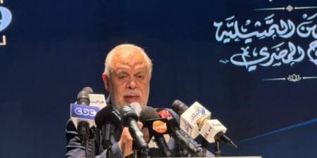 أشرف زكي عن أغنية أبطال قلوبنا بمهرجان المسرح: رسالة تقدير لمشوار فنانين لم يكن سهلا
