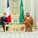 ولي العهد ورئيس فرنسا يناقشان تعزيز التعاون وأوضاع المنطقة