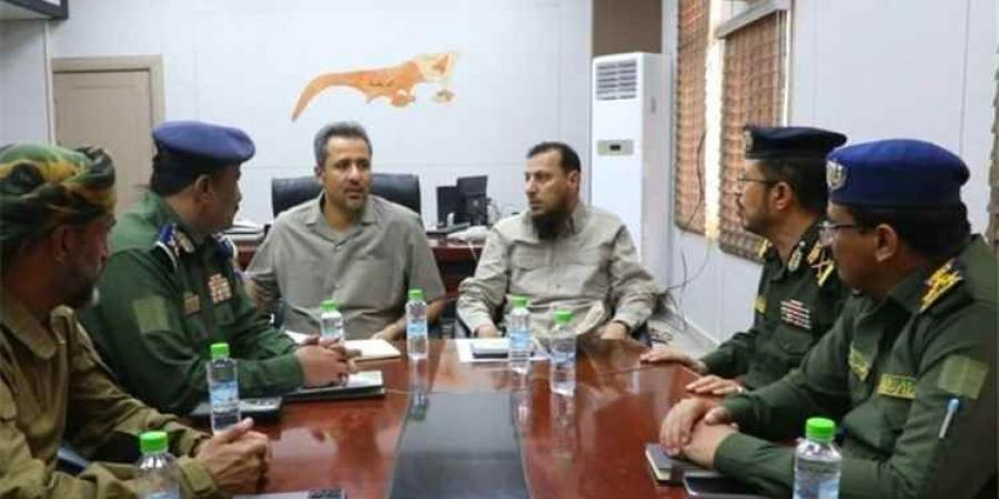 عدن ولحج تبحثان رفع الجاهزية الأمنية ومواجهة خلايا الحوثيين بالتزامن مع عملية فجر اليمن