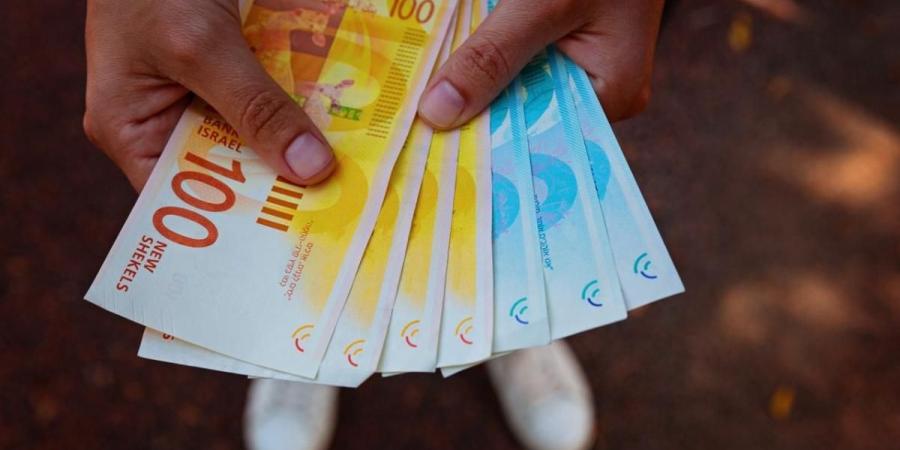 خبير اقتصادي: 2000 شيكل للموظف لا توفر حياة كريمة