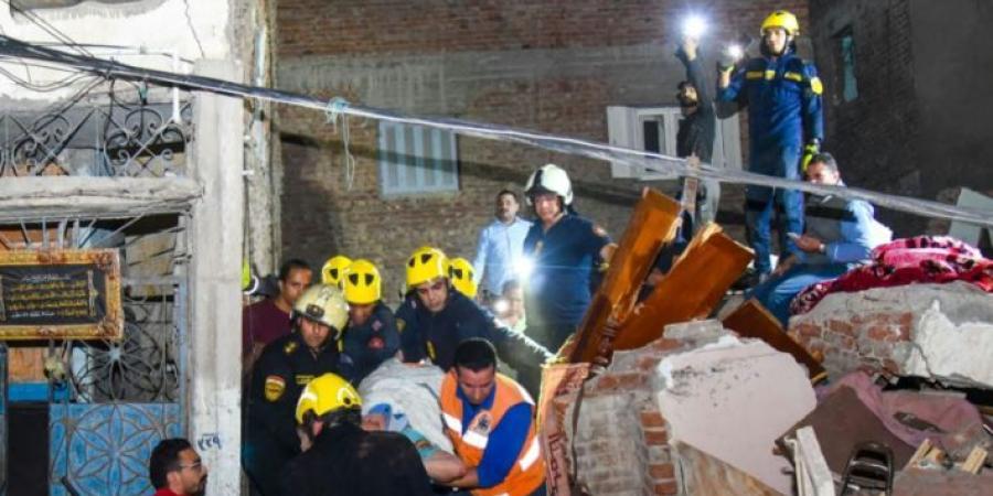 انتشال جثمان شاب وسيدة من أنقاض عقار منهار في الإسكندرية