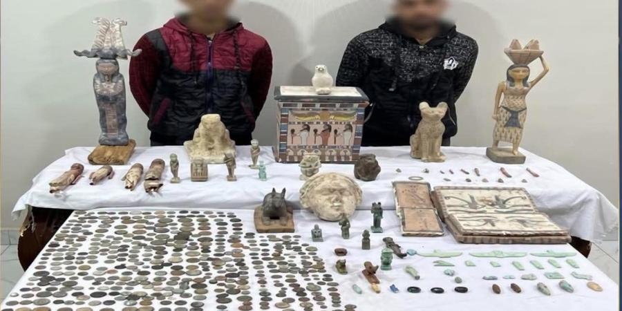 ضبط 512 قطعة أثرية متنوعة بحوزة شخصين في المنيا
