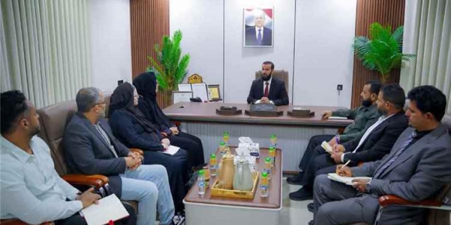 محافظ أبين يبحث مع بعثة الصليب الأحمر تعزيز التدخلات الإنسانية بالمحافظة