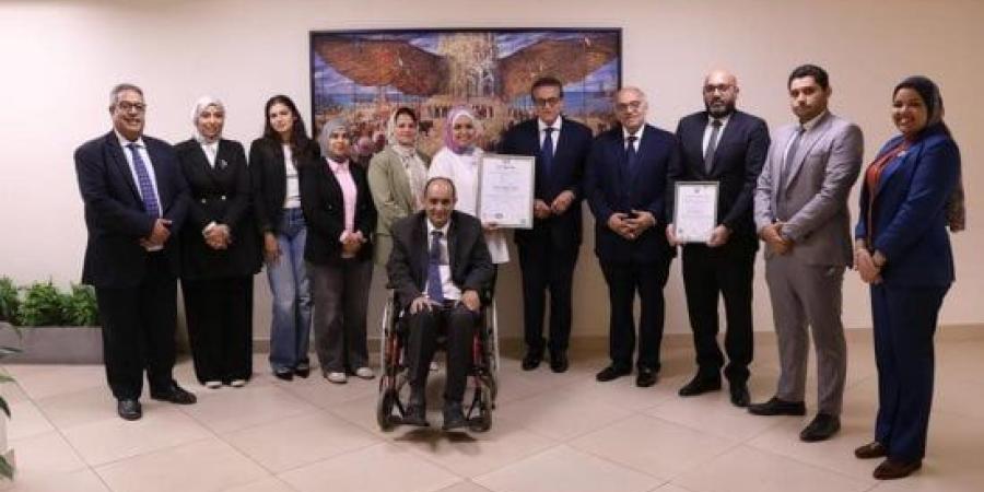 وزير الصحة يتسلم شهادتى «الأيزو» لنظام إدارة الشكاوى ورضاء المنتفعين بالرعايات الحرجة والطوارئ :اليوم السابع