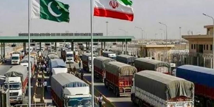 مئات الشاحنات عالقة على حدود إيران وباكستان.. إغلاق المعابر يشلّ التجارة ويكبّد التجار خسائر فادحة