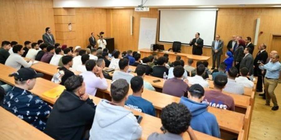 رئيس جامعة القاهرة في جولة ميدانية بالجامعة الأهلية والفرع الدولي :اليوم السابع