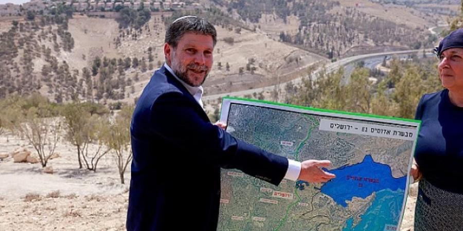 سموتريتش يطالب بهدم مبان فلسطينية محاذية لموقع عملية الخليل