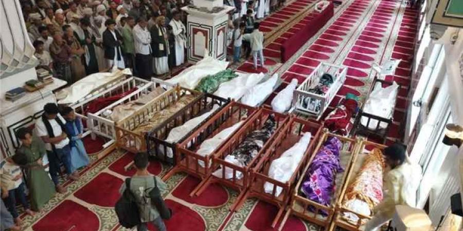 بالصور.. تشييع ضحايا القصف الحوثي على أحياء تعز