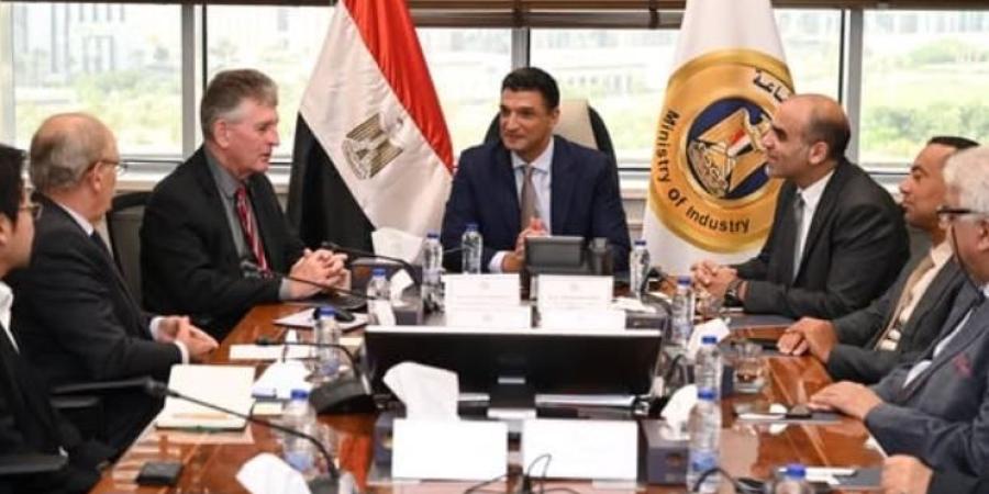 وزير الصناعة يبحث مع الجمعية البرازيلية لصناعة القوالب نقل التكنولوجيا إلى المصانع المصرية