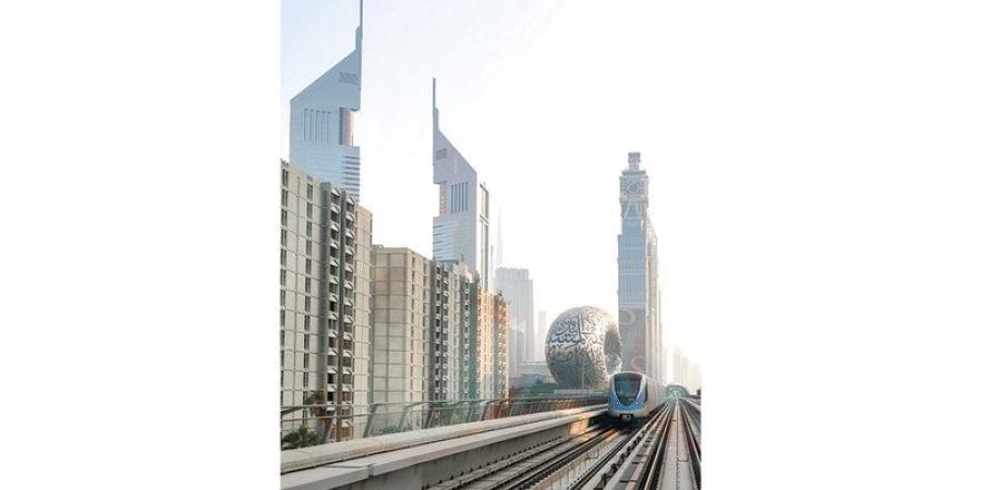 مترو دبي يشق طريقه بين معالم المستقبل في دبي
