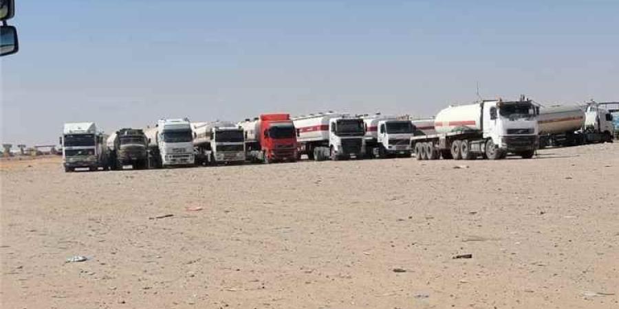 انفراجة في أزمة الوقود بين مأرب وشبوة بإطلاق المقطورات المحتجزة