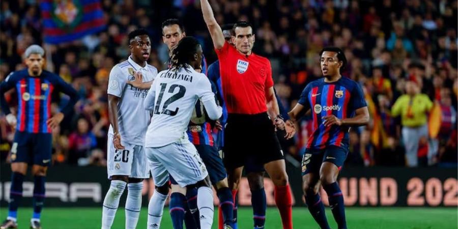 خوان مارتينيز مونويرا حكم الكلاسيكو الخامس له بين ريال مدريد وبرشلونة