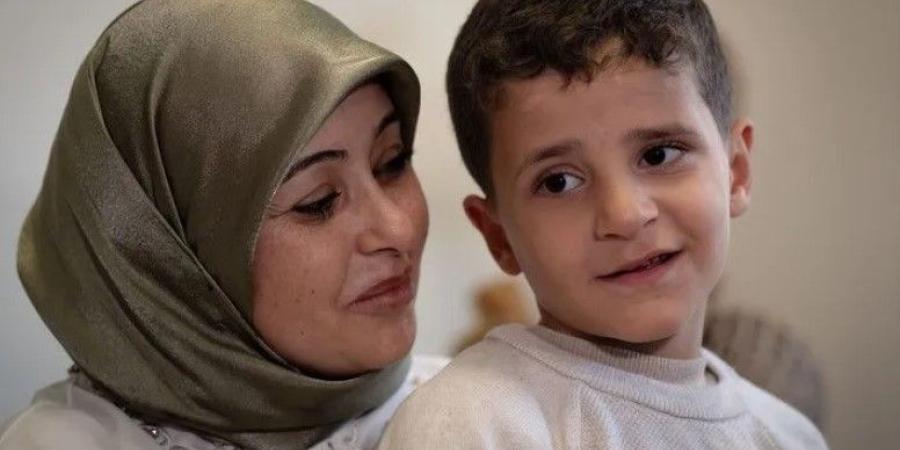 ماذا فعلت لأفقد ساقي؟.. قصة صمود الطفل الفلسطيني مؤمن بعد 6 ساعات تحت ركام منازل غزة